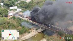 Quemados dos camiones con ayuda humanitaria en uno de los puentes de la frontera entre Colombia y Venezuela.