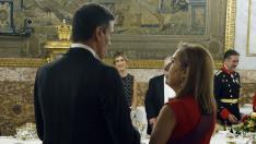 El presidente del Gobierno, Pedro Sánchez (PSOE), conversa con la presidenta del Congreso, Ana Pastor (PP), en una imagen de este miércoles en el Palacio Real.
