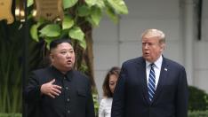 North Korea's leader Kim Jong Un and U.S. President Donald Trump talk in the garden of the Metropole hotel during the second North Korea-U.S. summit in Hanoi, Vietnam February 28, 2019. REUTERS/Leah Millis [[[REUTERS VOCENTO]]] NORTHKOREA-USA/