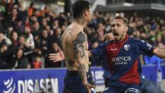 Ferreiro corre a abrazar a Chimy tras su gol al Sevilla en el partido del sábado.