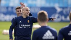 Jorge Pombo junto a Diego Aguirre, ayer, en el entrenamiento del Real Zaragoza en La Romareda.