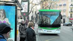 Autobús urbano en la parada de la plaza de Navarra
