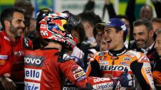 Marc Marquez celebra con el resto del equipo su segunda posición en Catar.