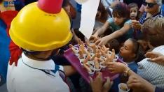 Un pasacalles con chocolate durante las fiestas del Pilar en Miralbueno.
