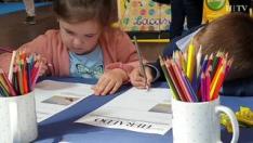 Talleres de periódicos, de cocina o un casting de bebés son algunas de las propuestas que se plantean en 'Menuda Feria', un evento familiar que se celebra este fin de semana en la sala Multiusos de la capital aragonesa.