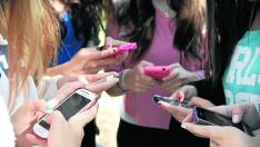 Imagen de jóvenes utilizando su teléfono móvil en Zaragoza.