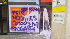 Las juventudes de la CUP atacan con pintura de madrugada las sedes de Cs y PP en Barcelona