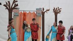 Los actores de Clásicos Luna, en una escena de 'La comedia de las apariciones'.