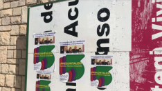 Carteles de Cambiar Huesca en un espacio reservado para propaganda electoral.
