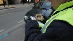 Policía Local de Huesca multando