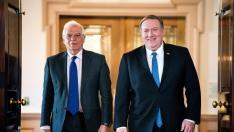 El ministro español de Exteriores, Josep Borrell (izq), y el secretario de Estado de EE.UU., Mike Pompeo (dcha), a su llegada para ofrecer declaraciones a la prensa tras reunirse este lunes en el Departamento de Estado, en Washington, DC