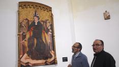 El alcalde de Tamarite y el anterior alcalde de Algayón, con la réplica del retablo.