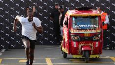 Usain Bolt dejó atrás al mototaxi desde el pistoletazo de salida.