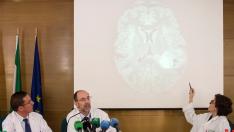 Doctores de neurocirugía de Málaga explican en rueda de prensa el caso del joven.