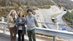 Blanca Puyuelo, Ana Alós y Mario Garcés, con uno de los nuevos tramos de autovía de Monrepós al fondo.