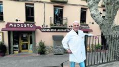 Modesto, el carnicero de Escalona, en su tienda / 8-4-19 / Foto Rafael Gobantes [[[FOTOGRAFOS]]]