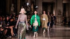 Paris (France), 30/09/2018.- Models present creations of the Spring/Summer 2019 Women's collection by Chinese designer Masha Ma during the Paris Fashion Week, in Paris, France, 30 September 2018. The presentation of the Women's collections runs from 24 September to 02 October. (Moda, Francia) EFE/EPA/CHRISTOPHE PETIT TESSON Mashama - Runway - Paris Fashion Week S/S 2019