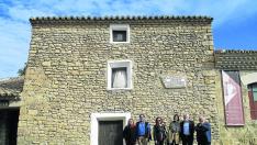 Varios de los miembros de Territorio Goya, ante la casa natal del pintor en Fuendetodos.