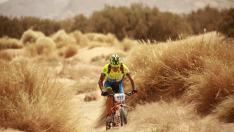 Luis Miguel Embid pedalea sobre terreno arenoso en la Titan de 2017
