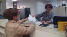 Las oficinas de Correos han ampliado su horario desde este miércoles para recibir los sobres de los ciudadanos que han elegido votar por correo postal. Este jueves las oficinas aragonesas permanecerán abiertas hasta las 00.00 y mañana viernes acaba el plazo a las 14.00. Muchos ciudadanos se han acercado este jueves a la central de paseo de la Independencia de Zaragoza para ejercer su derecho por esta vía.