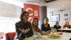 Maita Pagazaurtundua, en el desayuno ciudadano en Huesca junto a las candidatas al Congreso Lourdes Guillén y Sara Giménez.