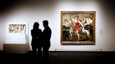 Dos de las piezas de la exposición: fragmento de un sepulcro romano que representa a Prometeo y Atenea creando al primer hombre y una 'Diana cazadora' del taller de Rubens
