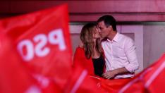 Spain's Prime Minister Pedro Sanchez of the Socialist Workers' Party (PSOE) speaks to supporter while celebrating the result in Spain's general election in Madrid, Spain, April 29, 2019. REUTERS/Sergio Perez [[[REUTERS VOCENTO]]] SPAIN-ELECTION/SANCHEZ REAX