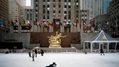 El Rockefeller Center desde la pista de hielo que se instala a sus pies durante la época navideña.
