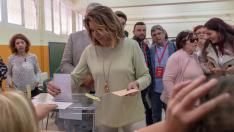 Susana Díaz vota en un colegio electoral del barrio sevillano de Triana.