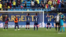 Varios jugadores de la SD Huesca se despiden de los aficionados en Villarreal.