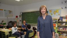Mariví Elena, maestra de la escuela de Alba del Campo (Teruel), con sus tres alumnos, durante la clase de música