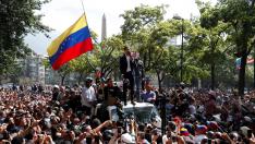 Guaidó abandona la base militar y se reúne con simpatizantes en Caracas.