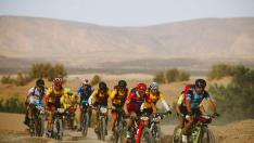 Un grupo de ciclistas cruza el desierto en la segunda etapa de la Titan Desert 2019.