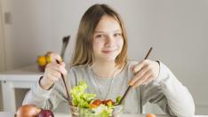 Niña cocina.