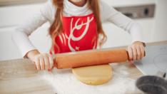 Niña cocina.