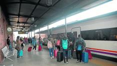 Un grupo de pasajeros toma el tren en dirección a Valencia en la estación de Teruel.
