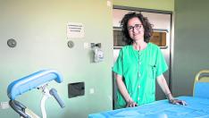 Charo Osta, matrona de paritorio, posa en una de las camas del Hospital Clínico de Zaragoza.
