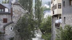 Una de las depuradoras se construirá en Sallent de Gállego, uno de los municipios que sigue vertiendo al río..