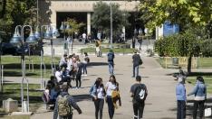 Jóvenes universitarios en el campus de la plaza de San Francisco