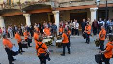 Unos 150 tambores hacen retumbar la plaza Mayor de Fonz.