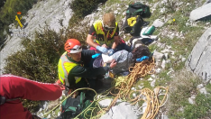 Los especialistas auxilian al escalador herido en la peña Ezcaurre.