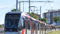 Circula por Zaragoza el primer tranvía doble.