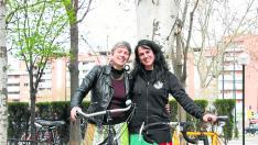 Edurne Caballero y Ana Santidrián junto a sus bicicletas, en Zaragoza.