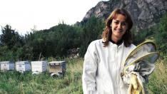 María Cruz y su marido, Santi del Río, junto a las colmenas Oz Miel Artesanal del Pirineo.