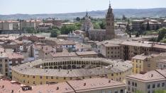 Vista de Tarazona, con la catedral y la plaza de toros viejra.