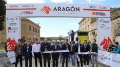 Corte de la cinta del inicio de la segunda etapa de la Vuelta Aragón en Sádaba. @Vuelta_Aragon