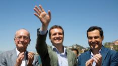 El alcalde de Málaga, Francisco de la Torre (i), el presidente nacional del Partido Popular (PP), Pablo Casado (c) y el presidente de la Junta de Andalucía, Juanma Moreno