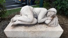 Retirada de la escultura 'La siesta', en agosto del pasado año