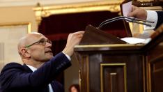 El senador de ERC, Raúl Romeva, en prisión preventiva, deposita su voto durante la sesión constitutiva del Senado.