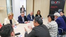 La exministra de empleo, Fátima Bález, junto al candidato del PP a la Presidencia del Gobierno de Aragón, Luis María Beamonte, en una reunión con representantes del Clúster de Automoción de Aragón.